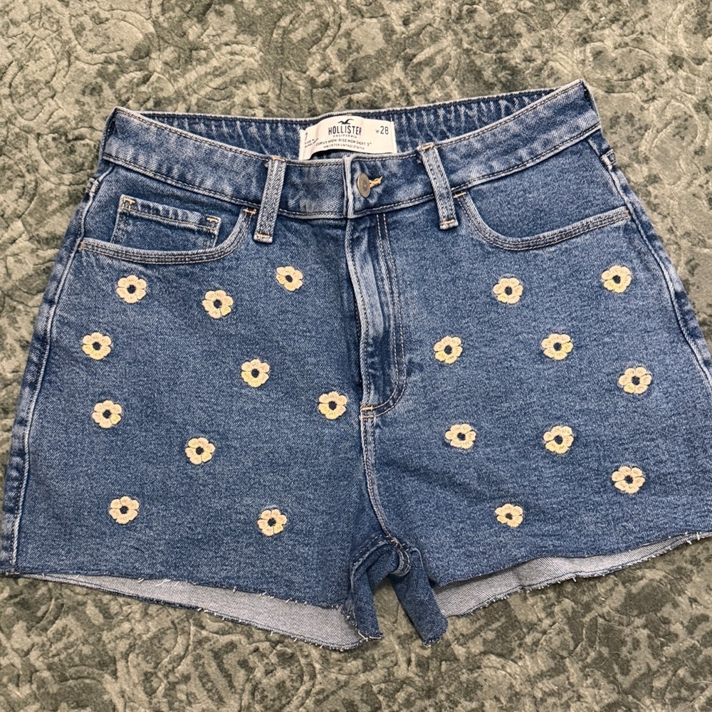Hollister Women's Curvy High Rise Floral Mom Shorts 3”
